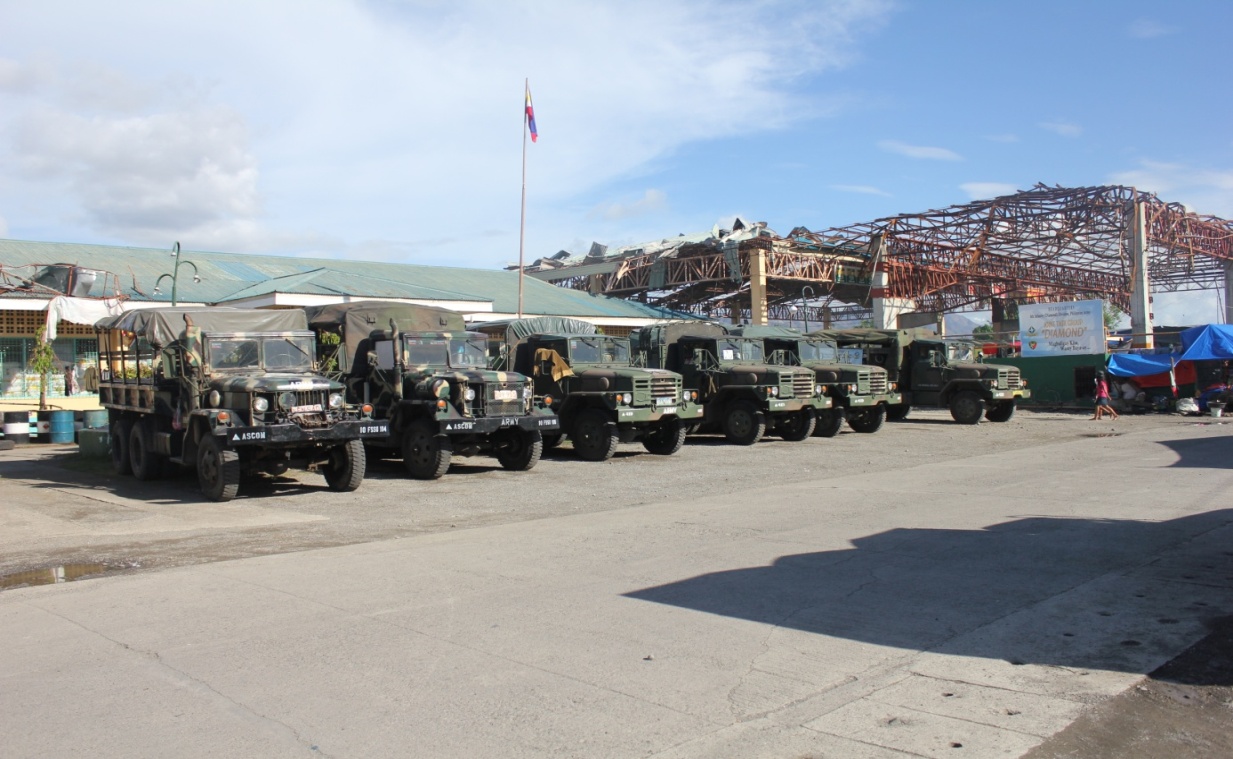 Camions militaires au marché d’Albuera